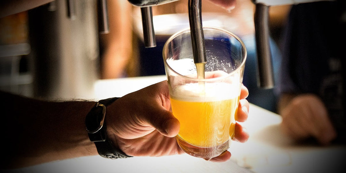 Spillare una birra artigianale Pils o IPA